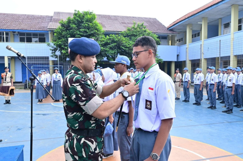Komandan Lanud Husein Sastranegara, Kolonel Nav MD Irman Fathurrahman membuka kegiatan LDKPD 'Tri Abdi Camp Pendidikan Berkarakter 57' di SMK Angkasa Husein Sastranegara, Kota Bandung, Jumat (19/9/2025). Foto: Istimewa