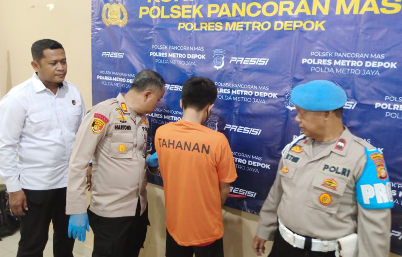 Seorang tersangka pengedar narkoba yang ditangkap Polsek Pancoran Mas, Kota Depok. (Foto: Dok Humas Polres Depok) 
