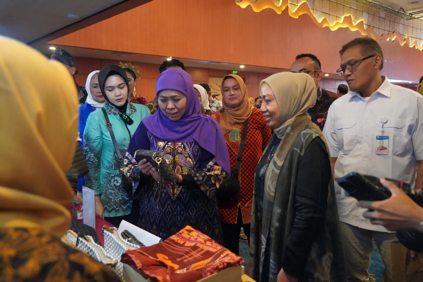 Gubernur Jatim Khofifah Indar Parawansa meninjau booth UMKM yang mengikuti misi dagang di Hotel Galaxy Banjarmasin pada Rabu (17/9/2025)