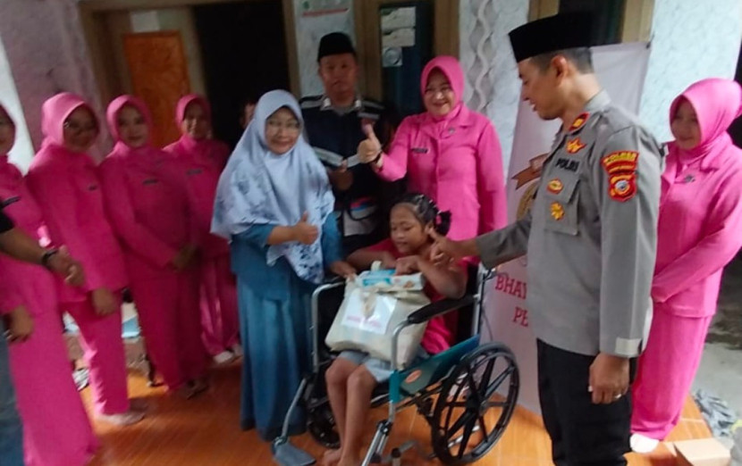 Momen Kapolsek Majalengka Kota Bhayangkari , IPTU Piki Krismanto, S.H., M.H., ditemani Ketua Bhayangkari, Ny.Herva Piki memberikan bantuan kepada Suci (16). (Foto: Dok Eko Widiantoro)