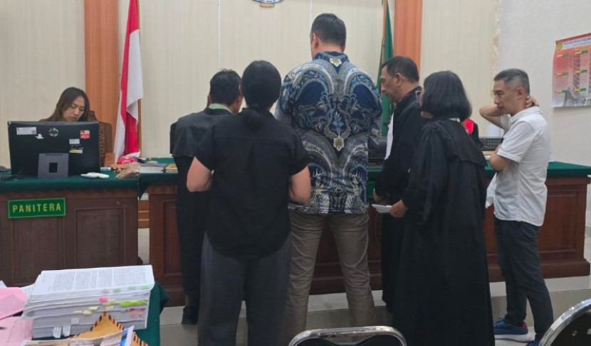 Suasana sidang mendengarkan saksi -saksi dalam kasus dugaan penggelapan aset vila The Umalas Signature di Pengadilan Negeri (PN) Denpasar, Bali dengan terdakwa Budiman Tiang (kanan). (Foto: Dok RUZKA INDONESIA)
