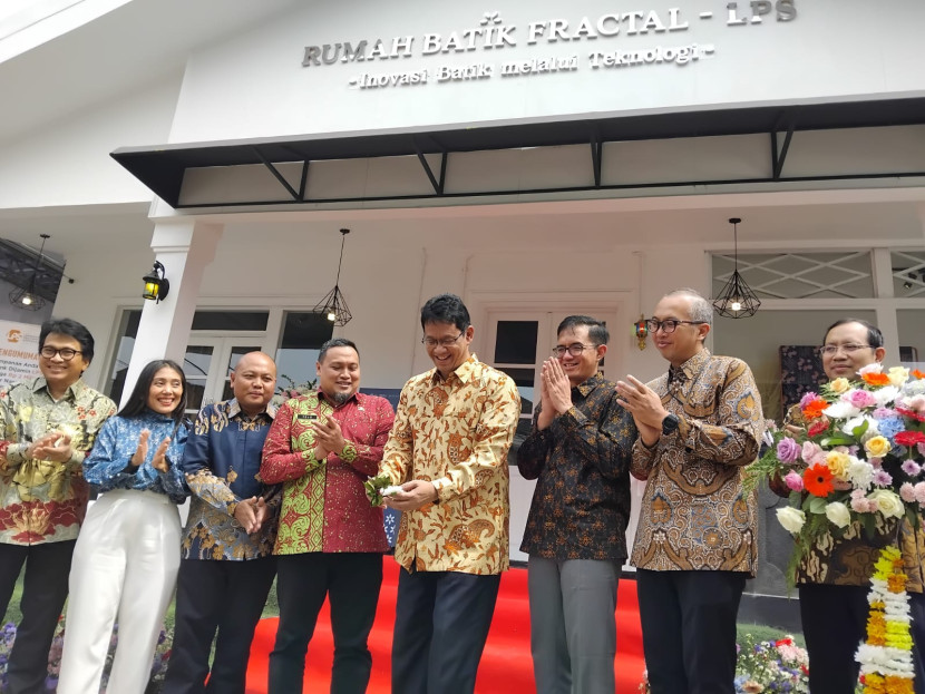 Purbaya Yudhi Sadewa pada saat menjabat Ketua Dewan Komisioner Lembaga Penjamin Simpanan (LPS) meresmikan rumah Batik Fractal- LPS di Jalan Suryakencana, Kecamatan Cikole, Kota Sukabumi pada 25 Juli 2024. 