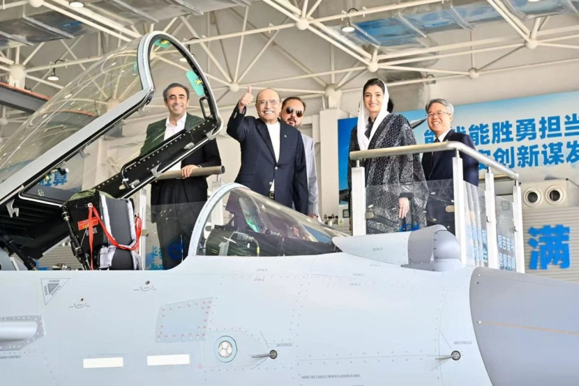 Presiden Pakistan Asif Ali Zardari kunjungi Aviation Industry Corporation of China (AVIC) di Chengdu. Sumber: HO/AVIC