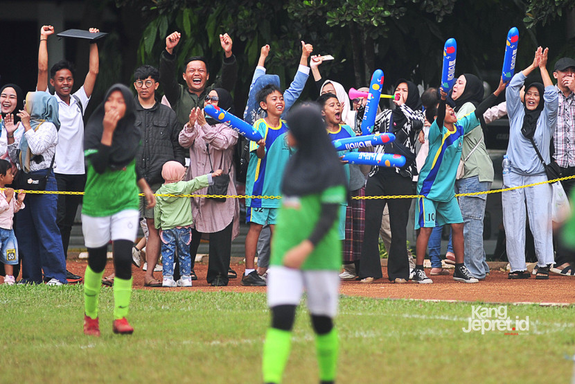 Suporter laga babak 16 besar Turnamen sepak bola putri MilkLife Soccer Challenge (MLSC) Seri 1 2025-2026 di Bandung. (KANGJEPRET.ID/YOGI ARDHI) (Nikon D3, Nikkor 300/2.8 ED MF)
