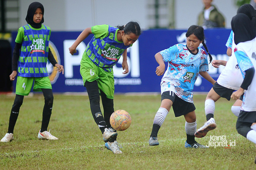 Laga babak 16 besar Turnamen sepak bola putri MilkLife Soccer Challenge (MLSC) Seri 1 2025-2026 di Bandung. (KANGJEPRET.ID/YOGI ARDHI) (Nikon D3, Nikkor 300/2.8 ED MF)