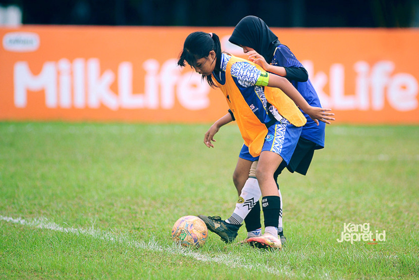 Laga babak 16 besar Turnamen sepak bola putri MilkLife Soccer Challenge (MLSC) Seri 1 2025-2026 di Bandung. (KANGJEPRET.ID/YOGI ARDHI) (Nikon D3, Nikkor 300/2.8 ED MF)