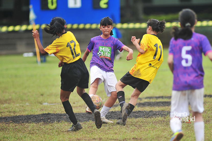 Laga babak 16 besar Turnamen sepak bola putri MilkLife Soccer Challenge (MLSC) Seri 1 2025-2026 di Bandung. (KANGJEPRET.ID/YOGI ARDHI) (Nikon D3, Nikkor 300/2.8 ED MF)
