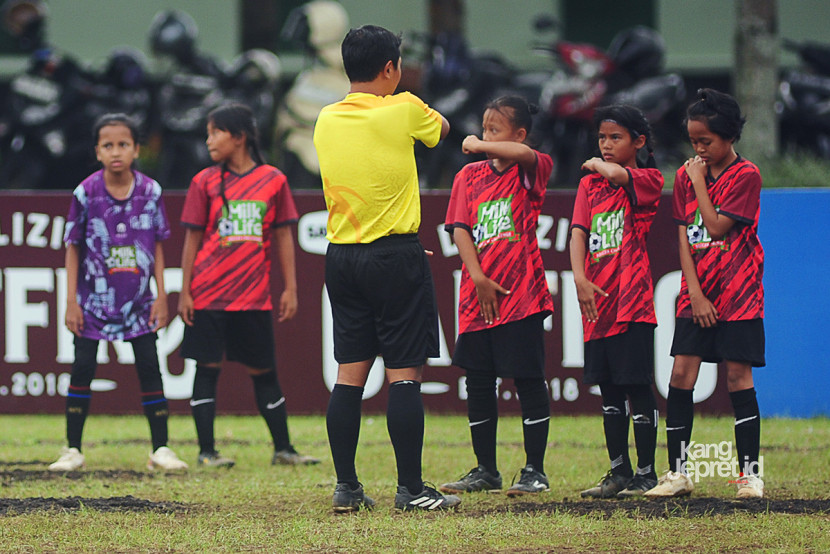Laga babak 16 besar Turnamen sepak bola putri MilkLife Soccer Challenge (MLSC) Seri 1 2025-2026 di Bandung. (KANGJEPRET.ID/YOGI ARDHI) (Nikon D3, Nikkor 300/2.8 ED MF)