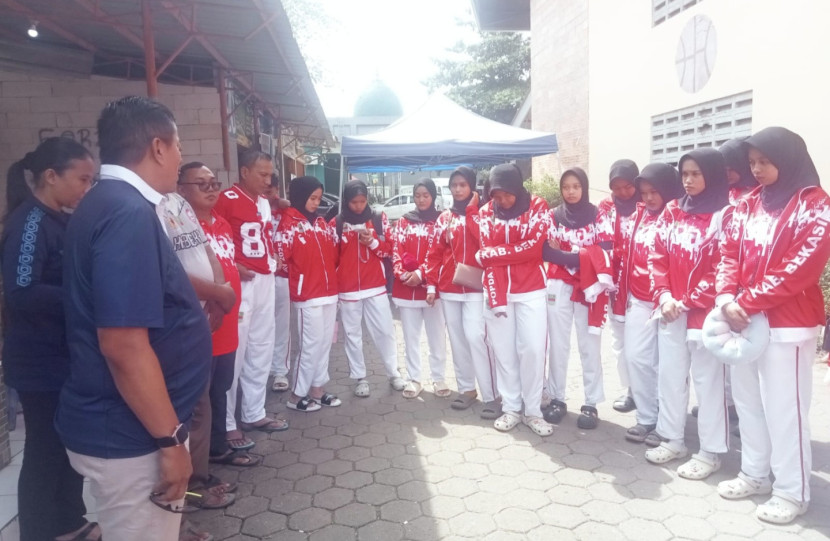 Benny beri motivasi kepada atlet voli Popda Jabar 