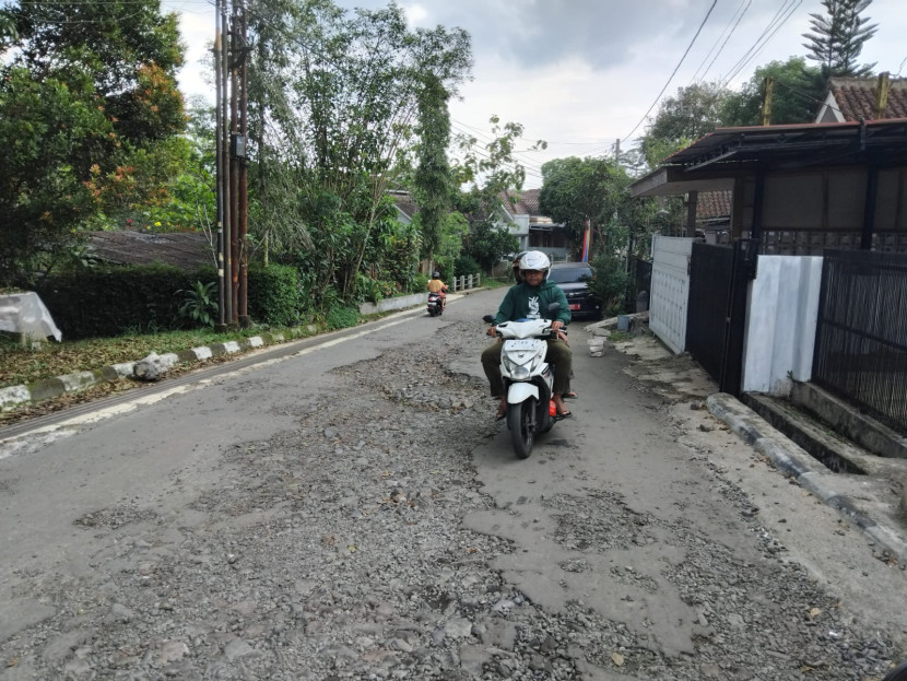 Kondisi jalan rusak di Jalan Prana, Kecamatan Cikole Kota Sukabumi,