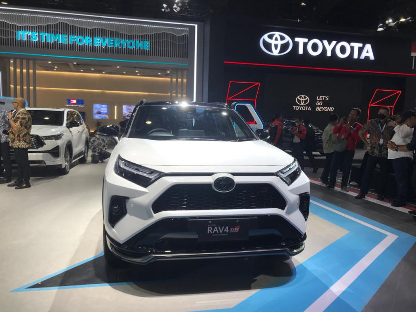 Toyota RAV4 PHEV ditampilkan dalam pameran yang diselenggarakan oleh Gaikindo beberapa waktu lalu. Pemilik PHEV seringkali melupakan bagian plug-in yang harus diisi dayanya. (Foto: Mobillistriknews.com/Firkah Fansuri)