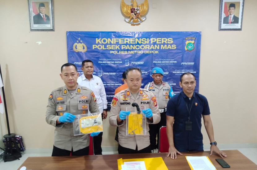 Aparat kepolisian Polsek Pancoran Mas, Kota Depok menunjukkan barang bukti pencurian kendaraan bermotor. (Foto: Dok Humas Polres Depok)