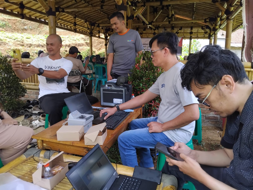 Warga aktivasi IKD di momen reses anggota DPRD Kota Sukabumi Ahmad Farid, Ahad (21/9/2025).