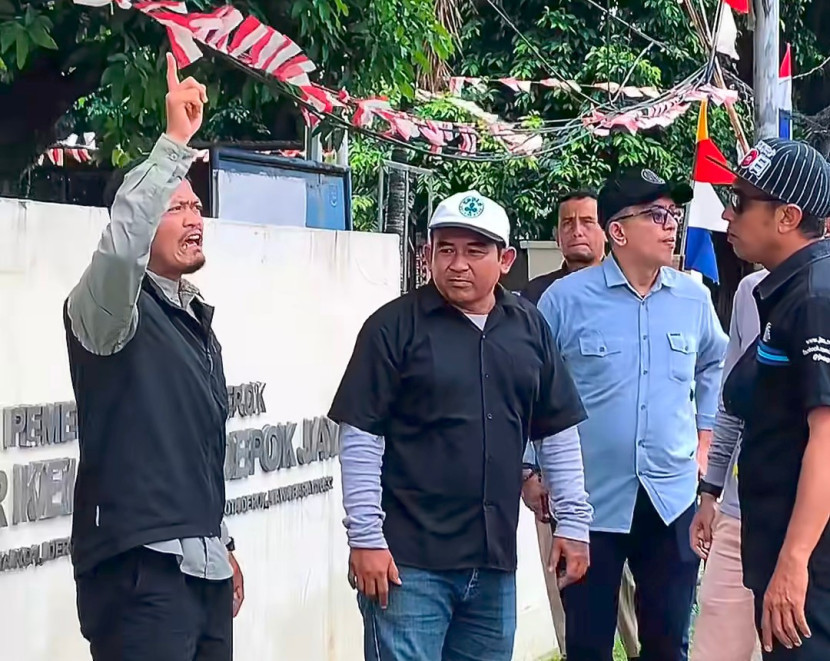 Kepala Bidang Bina Marga DPUPR Kota Depok, Denny Setiawan, didampingi Kepala Seksi Utilitas dan Pengawasan Jasa Konstruksi, Yogana Dwi Namara (kiri) saat meninjau rencana penataan kabel udara di Jalan Nusantara. (Foto: Dok RUZKA INDONESIA)