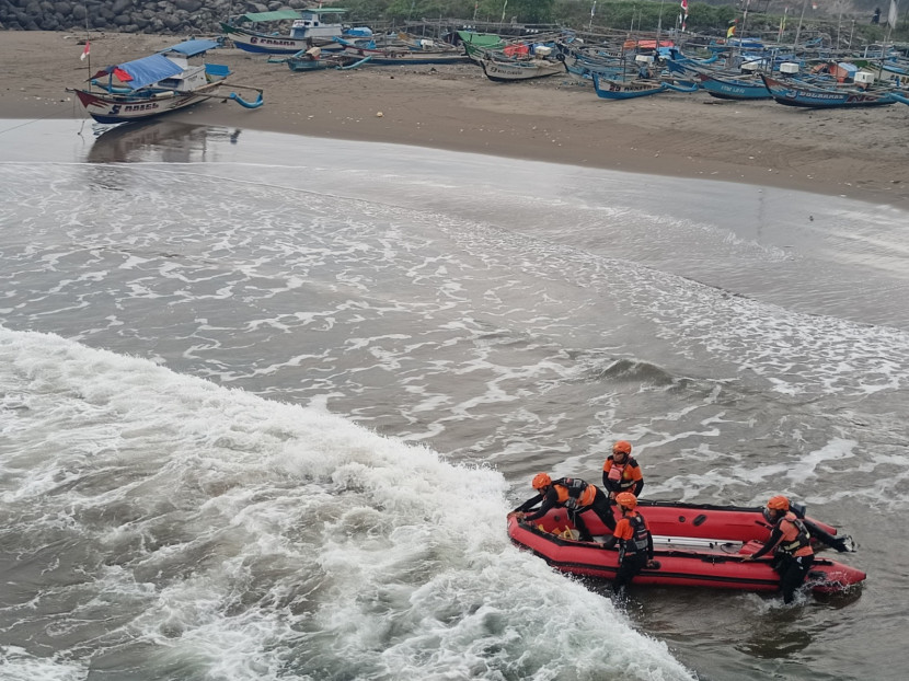 Upaya pencarian korban tenggelam di Pantai Kebon Kalapa Kabupaten Sukabumi, Ahad (21/9/2025).dok Kantor SAR Jakarta