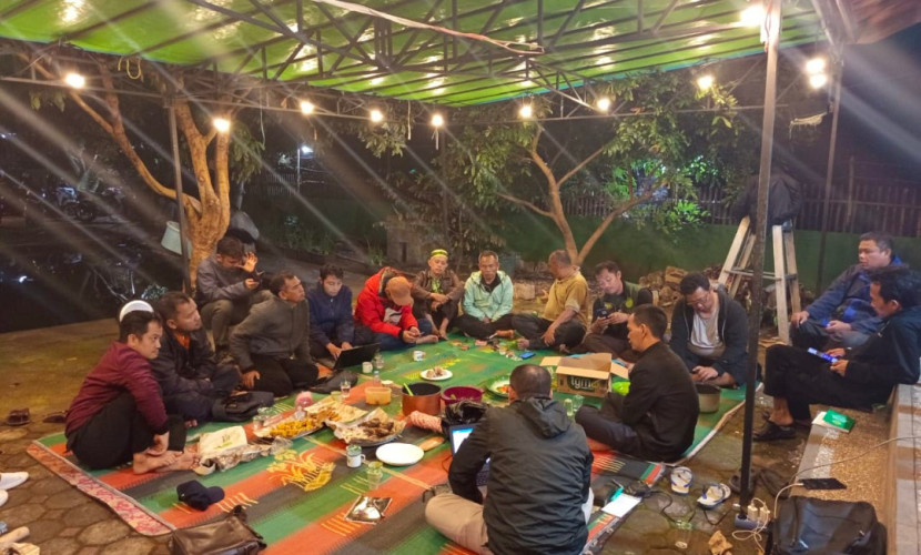 Suasana kekeluargaan dalam kegiatan Pra Musykercab PC Persis Cicalengka di Saung I'rob Ciseupang. (Foto Dok Taufiq)