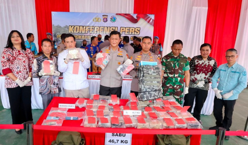 Konferensi pers pengungkapan kasus narkotika di Halaman Mapolres Lamandau, Ahad (21/09/2025) sore. (Foto: Dok Humas Polda Kalteng)