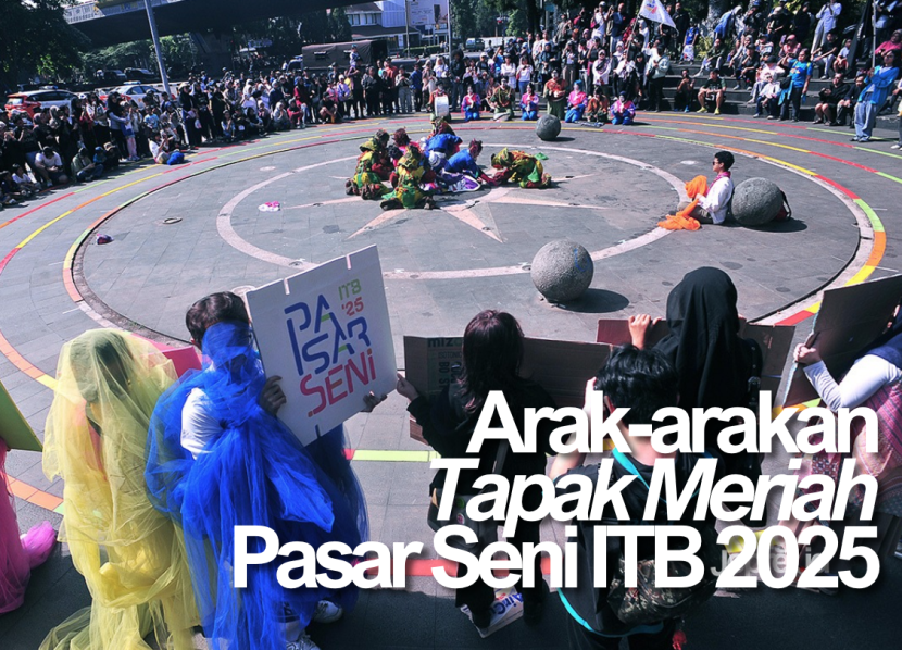 Atraksi seni Tapak Meriah warnai suasana Car Free Day (CFD) di Taman Dago, Cikapayang, Bandung, Ahad (21/9/2025). Warga menonton aksi seni yang menandai penyelenggaraan Pasar Seni ITB 2025 pada Oktober mendatang. (KANGJEPRET.ID/ YOGI ARDHI) (Nikon D3, Nikkor AF 20/2.8 D)
