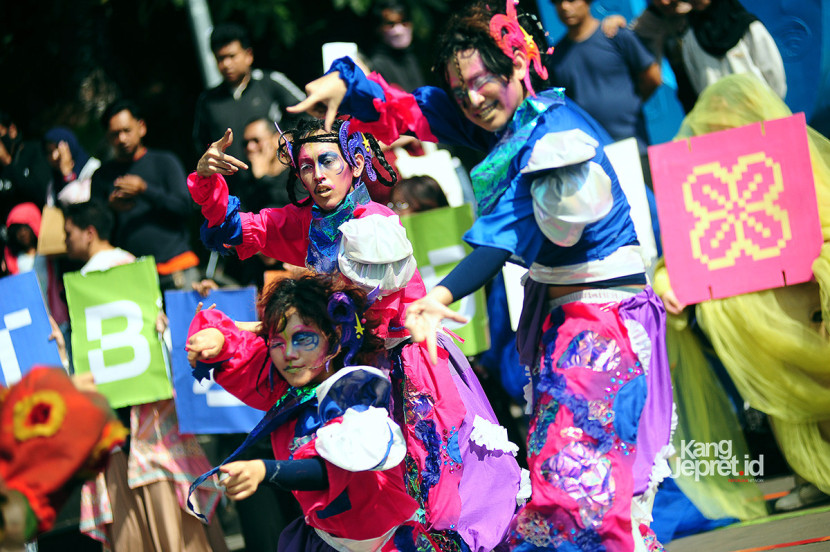 Atraksi seni Tapak Meriah warnai suasana Car Free Day (CFD) di Taman Dago, Cikapayang, Bandung, Ahad (21/9/2025). Warga menonton aksi seni yang menandai penyelenggaraan Pasar Seni ITB 2025 pada Oktober mendatang. (KANGJEPRET.ID/ YOGI ARDHI) (Nikon D700, Nikkor AF 80-200/2.8 ED 3rd Gen)