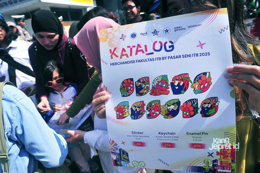 Warga membeli merchandise di sela atraksi seni Tapak Meriah di Taman Dago, Cikapayang, Bandung, Ahad (21/9/2025). Warga menonton aksi seni yang menandai penyelenggaraan Pasar Seni ITB 2025 pada Oktober mendatang. (KANGJEPRET.ID/ YOGI ARDHI) (Nikon D3, Nikkor AF 20/2.8 D)