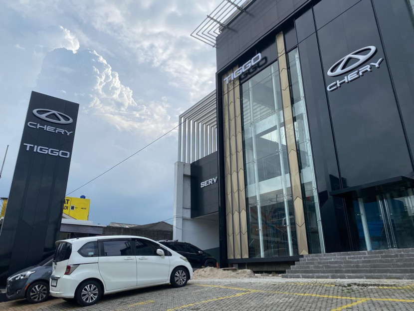Sejumlah kendaraan terpakir di area yang sebelumnya merupakan diler Mitsubishi di kawasan Cinere, Depok, Jawa Barat yang kini berganti menjadi diler mobil China, Chery, Sabtu (20/9/2025). (Foto:Mobillistriknews.com/Firkah Fansuri).