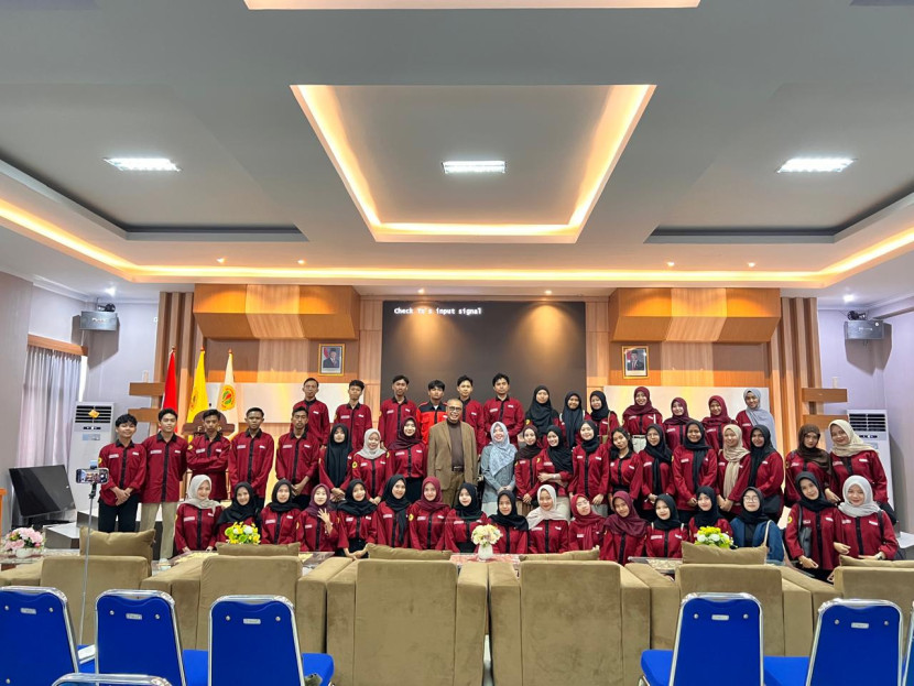 Ketua Umum DePA-RI Dr TM Luthfi Yazid (tengah) memberikan Kuliah Umum di Aula Gedung FKIP Universitas Mataram (Unram), Nusa Tenggara Barat, Selasa (16/09/2025). Foto : dok