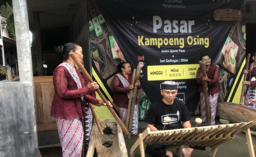 Dokumentasi pertunjukan musik tradisional di Pasar Kampoeng Osing