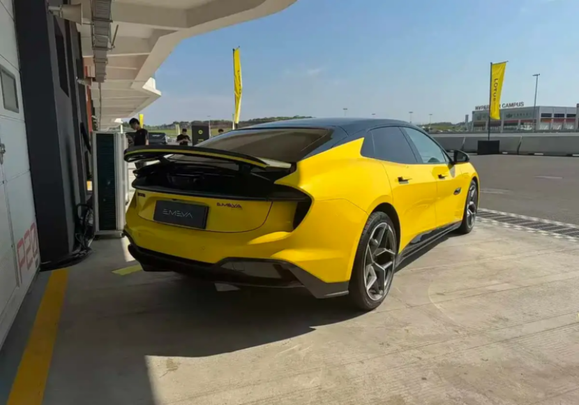 Tampak depan New Lotus Emeya. (Foto: Lotus)