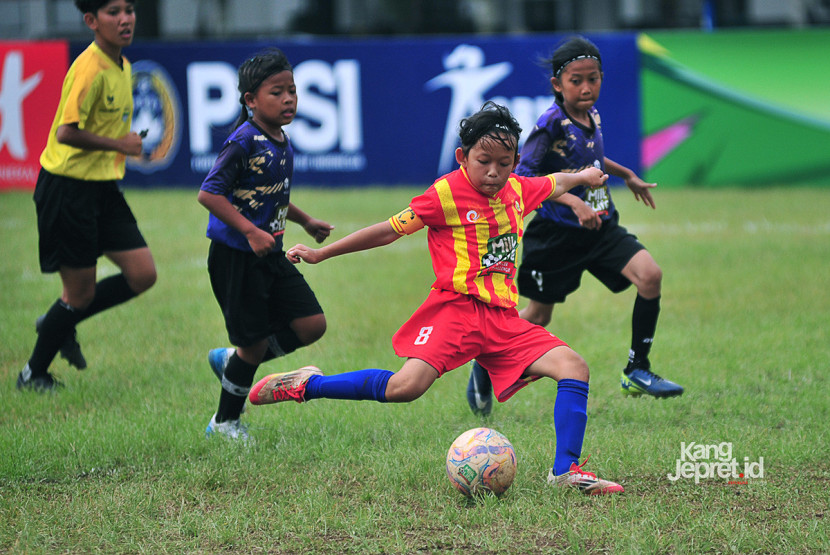 Naquita Syahmina Guntara melepaskan tendangan pada laga final KU 10 MilkLife Soccer Challenge (MLSC) Seri 1 Bandung musim 2025/2026 di Lapangan Chandradimuka Pusdikif, Jalan Supratman, Ahad (21/9/2025). (KANGJEPRET.ID/ YOGI ARDHI) (Nikon D3, Nikkor AF 80-200/2.8 ED 3rd Gen)