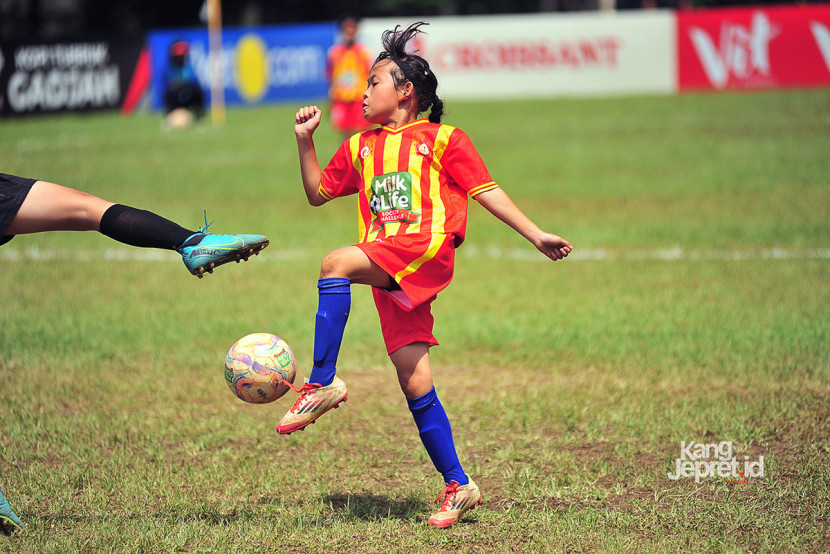 Naquita Syahmina Guntara berebut bola pada laga final KU 10 MilkLife Soccer Challenge (MLSC) Seri 1 Bandung musim 2025/2026 di Lapangan Chandradimuka Pusdikif, Jalan Supratman, Ahad (21/9/2025). (KANGJEPRET.ID/ YOGI ARDHI) (Nikon D3, Nikkor AF 80-200/2.8 ED 3rd Gen)