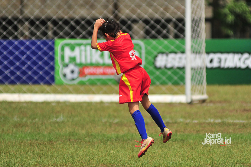 Aksi selebrasi ala Cristiano Ronaldo olej Naquita Syahmina Guntara setelah mencetak gol pada laga final KU 10 MilkLife Soccer Challenge (MLSC) Seri 1 Bandung musim 2025/2026 di Lapangan Chandradimuka Pusdikif, Jalan Supratman, Ahad (21/9/2025). (KANGJEPRET.ID/ YOGI ARDHI) (Nikon D3, Nikkor AF 80-200/2.8 ED 3rd Gen)