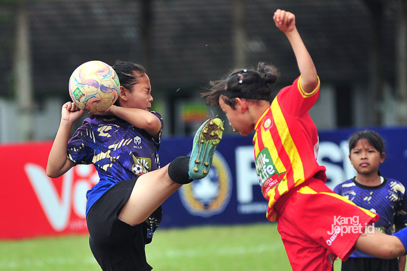 Naquita Syahmina Guntara berduel di udara pada laga final KU 10 MilkLife Soccer Challenge (MLSC) Seri 1 Bandung musim 2025/2026 di Lapangan Chandradimuka Pusdikif, Jalan Supratman, Ahad (21/9/2025). (KANGJEPRET.ID/ YOGI ARDHI) (Nikon D3, Nikkor AF 80-200/2.8 ED 3rd Gen)