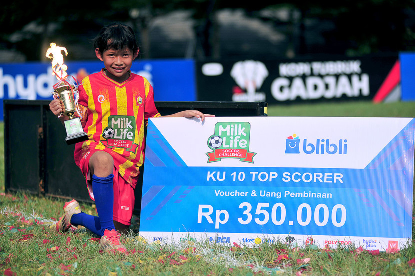 Naquita Syahmina Guntara berfoto Chequeboard usai turnamen MilkLife Soccer Challenge (MLSC) Seri 1 Bandung musim 2025/2026 di Lapangan Chandradimuka Pusdikif, Jalan Supratman, Ahad (21/9/2025). (KANGJEPRET.ID/ YOGI ARDHI) (Nikon D3, Nikkor AF 80-200/2.8 ED 3rd Gen)