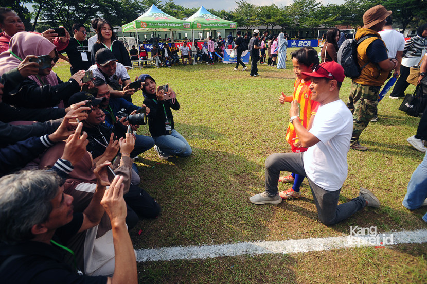 Naquita Syahmina Guntara berfoto dengan ayahnya winger Persib Bandung pada era Perserikatan Yudi Guntara  usai turnamen MilkLife Soccer Challenge (MLSC) Seri 1 Bandung musim 2025/2026 di Lapangan Chandradimuka Pusdikif, Jalan Supratman, Ahad (21/9/2025). (KANGJEPRET.ID/ YOGI ARDHI) (Nikon D3, Nikkor AF 80-200/2.8 ED 3rd Gen)