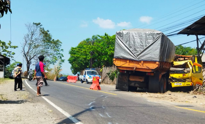 Olah TKP laka lantas oleh Satlantas Polres Sumedang di Jalan Raya Tomo . (Foto: Dok Eko Widiantoro)