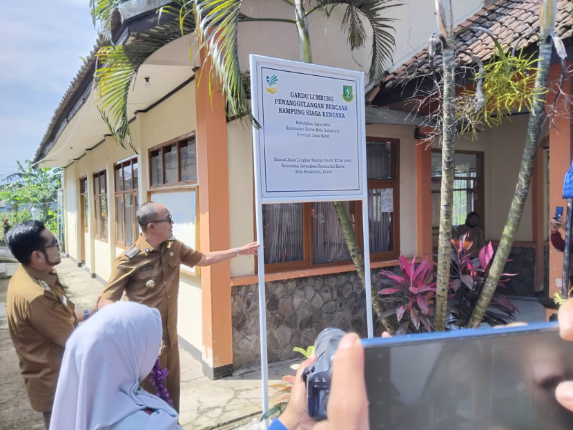 Wali Kota Sukabumi Ayep Zaki meresmikan Kampung Siaga Bencana di Kelurahan Jayaraksa, Kecamatan Baros, Kota Sukabumi, Senin (22/9/2025).
