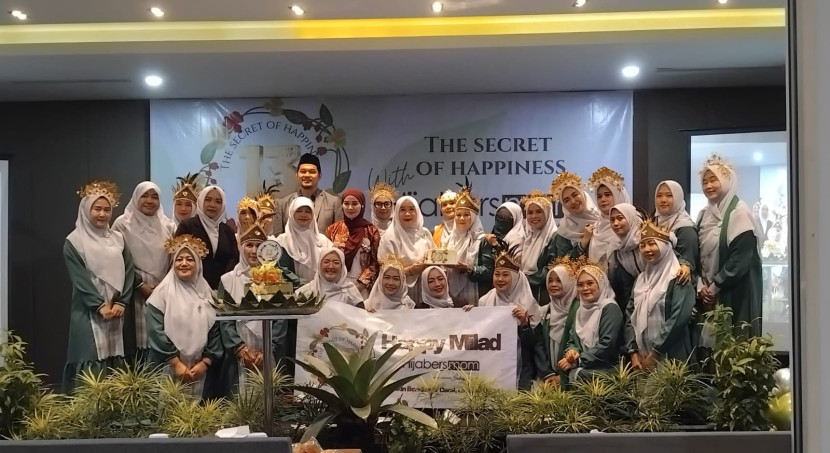 Komunitas Hijabers Moms Community (HMC) Sukabumi saat merayakan milad ke-13 di Hotel Laska, Kota Sukabumi, Senin (22/9/2025).