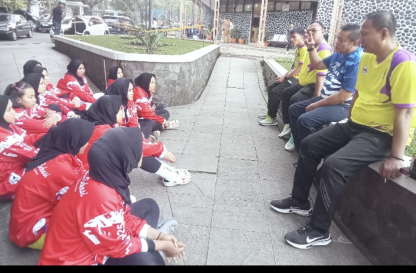 Ketum PBVSI Kabupaten Bekasi Didampingi Trisula Pelatih, mengevaluasi hasil pertandingan melawan Kabupaten Bandung untuk persiapan menghadapi Kota Bekasi besok 