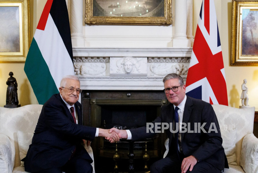 Presiden Palestina Mahmoud Abbas dan Perdana Menteri Inggris Keir Starmer. 