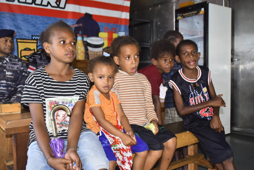Peserta bakti sosial dan kesehatan di Dermaga Wanam, Merauke. Sumber: Kemenhan