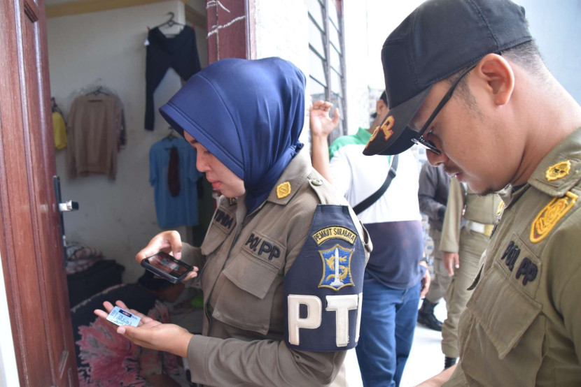 Satpol PP Kota Surabaya melakukan razia kos-kosan