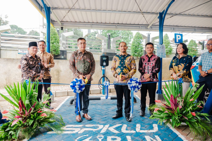 Prosesi peresmian Stasiun Pengisian Kendaraan Listrik Umum (SPKLU) perdana di Universitas Terbuka, Tangerang Selatan, Jumat (19/9). (Foto PLN) 