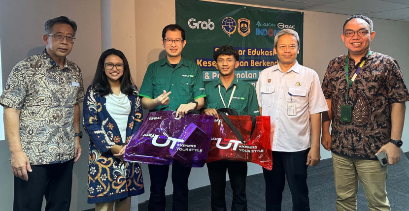 Acara kolaborasi GAC AION dan Grab berlangsung di Grab Excellence Center ini dihadiri Yusuf Nugroho selaku Direktur Sarana dan Keselamatan Transportasi Jalan, Dirjen Hubdar, Kemenhub RI, Dian Ramdani, Aftersales Product Training GAC Indonesia serta dihadiri Halim Wijaya, Director of ID Rental, Grab Indonesia, Metri Arrum, Director of Public Affairs, Grab Indonesia, dan para mitra pengemudi GrabCar Premium, serta undangan dari berbagai komunitas. (Foto: Dok RUZKA INDONESIA)
