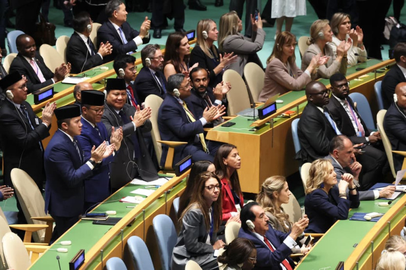 Presiden Prabowo Subianto memberi standing ovation pada konferensi internasional di Gedung Majelis Umum Perserikatan Bangsa-Bangsa (PBB), New York, Amerika Serikat (AS) pada Senin (22/9/2025). (FOTO: BPMI Setpres)