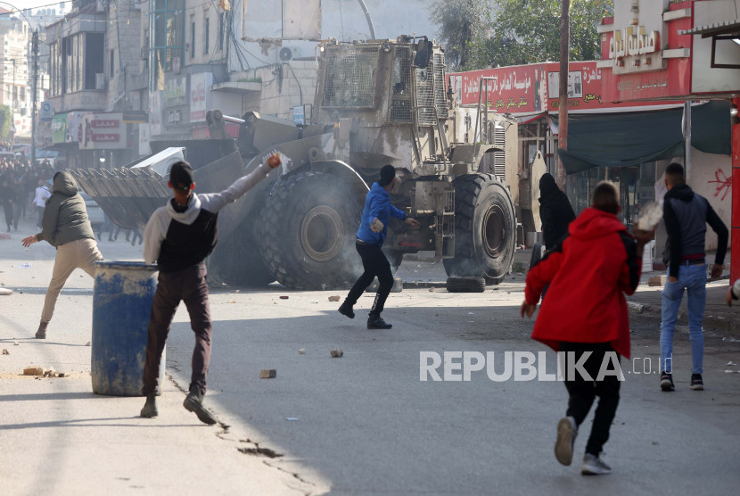 Aksi Intifada anak-anak Palestina melawan tentara Israel. (FOTO: Republika/ EPA)