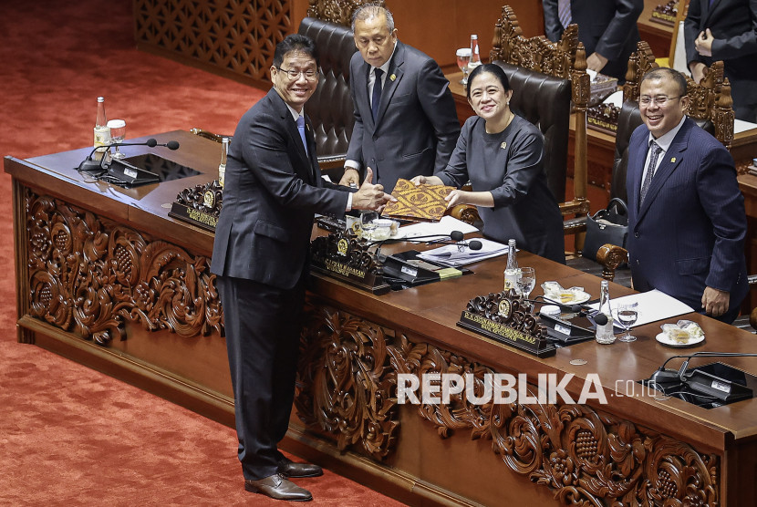 Ketua DPR Puan menerima berkas pendapat akhir Menteri Keuangan Purbaya. 