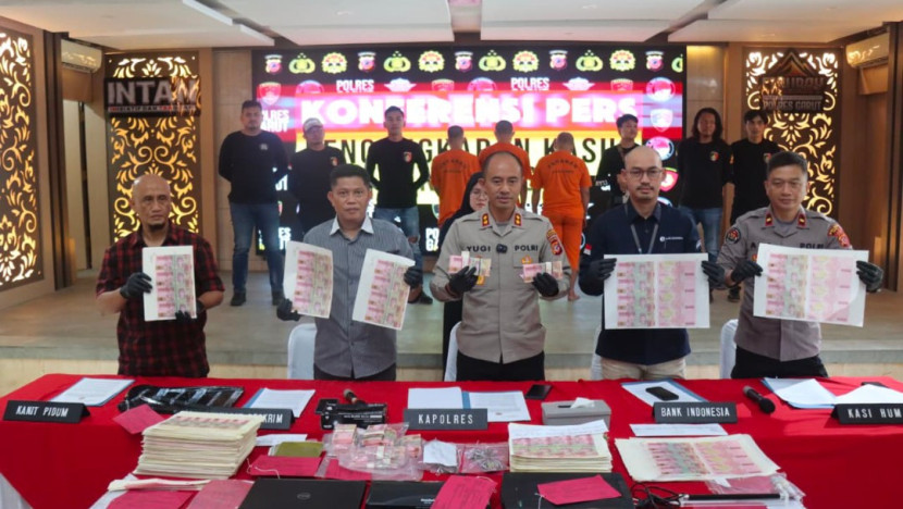 Didampingi Kasat Reskrim AKP Joko Prihatin, Kapolres Garut AKBP Yugi Bayu Hendarto menunjukkan barang bukti ribuan lembar uang palsu. (Foto Dok. Ridwan)