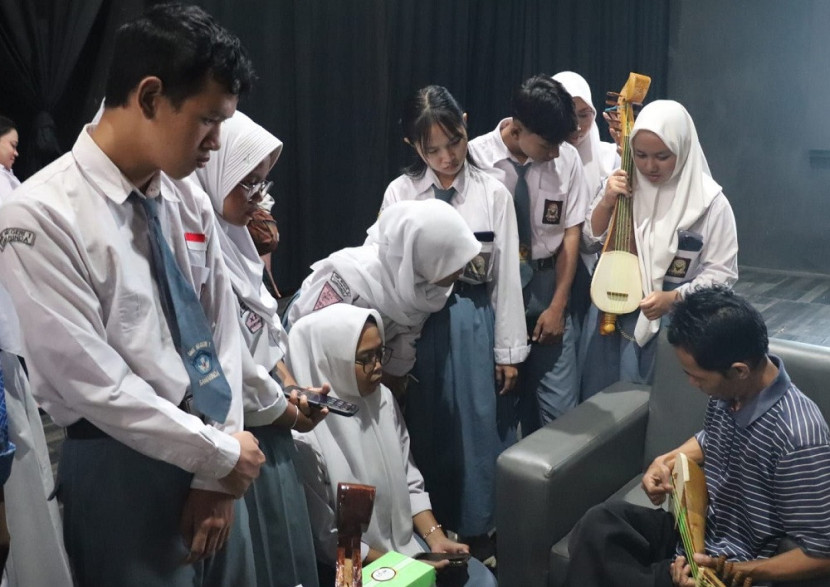 Siswa di Kaltim antusias menyimak materi dari Syarifudin soal gambus. (Adpimprov)