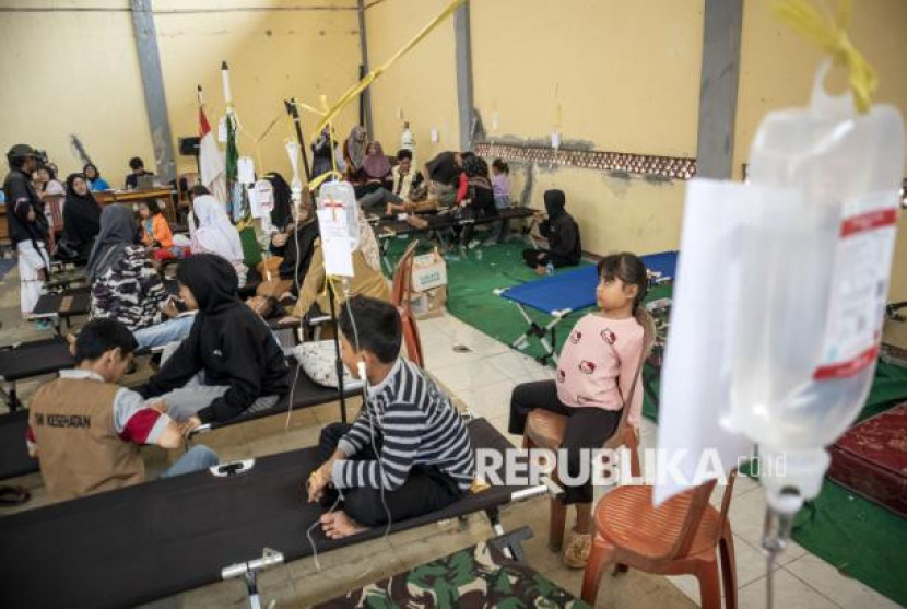 Para siswa ddiuga keracunan menu MBG mendapat perawatan. 