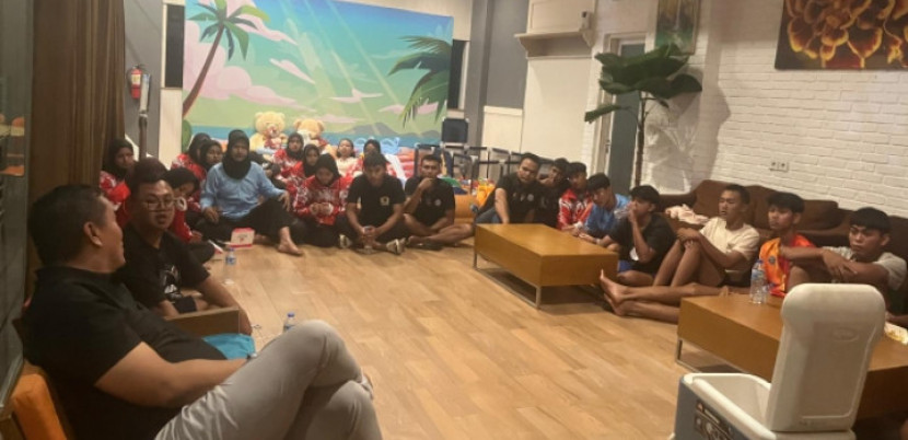 Benny Hidayat memberikan motivasi kepada atlet voli indoor Kabupaten Bekasi 